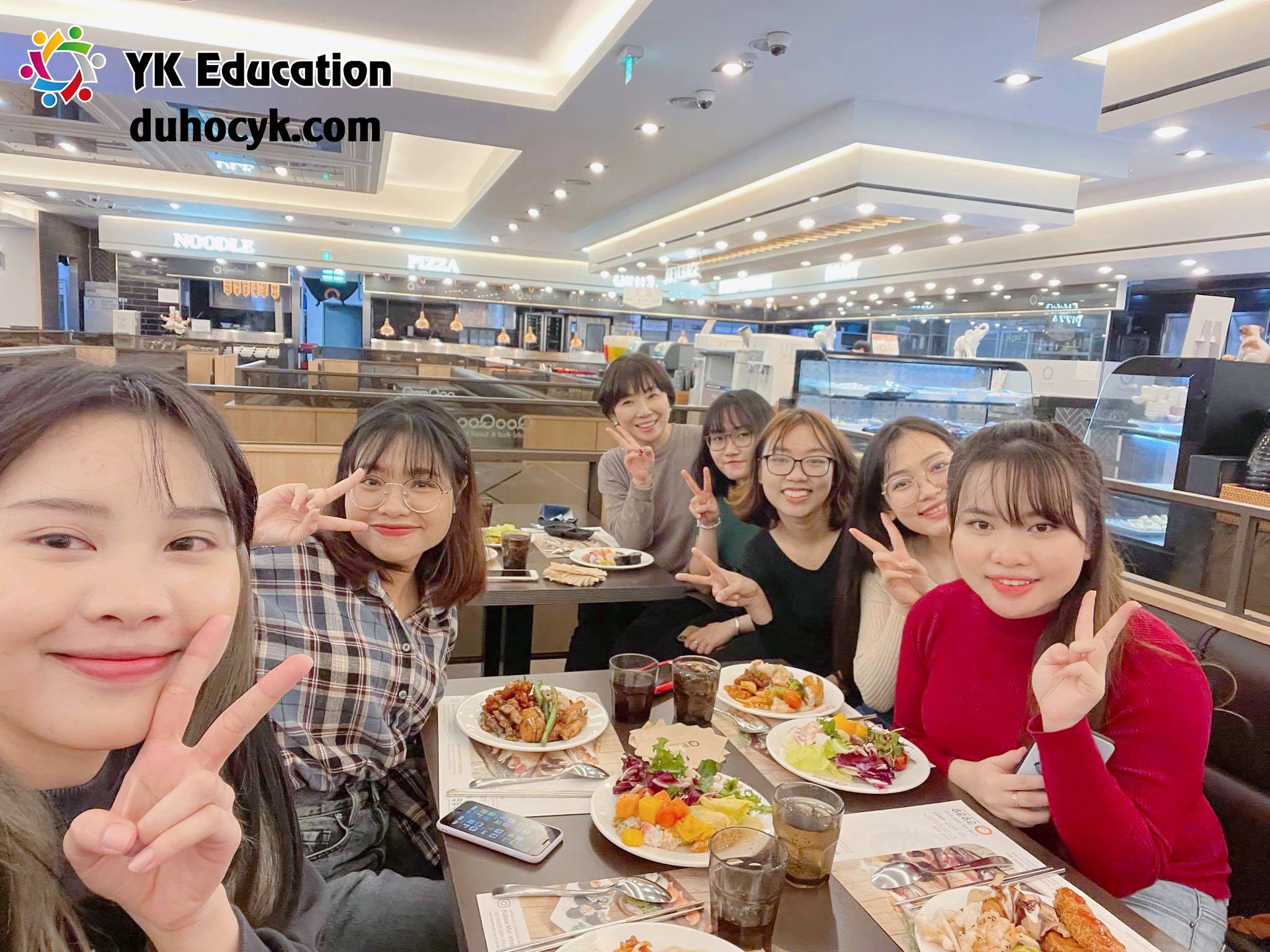 Cô Yoon ghé thăm các bạn du học sinh YK - ĐH Kyunghee 3 du học YK EDUCATION 128282138 1053164781771165 2070157322539844703 n du học hàn YK EDUCATION