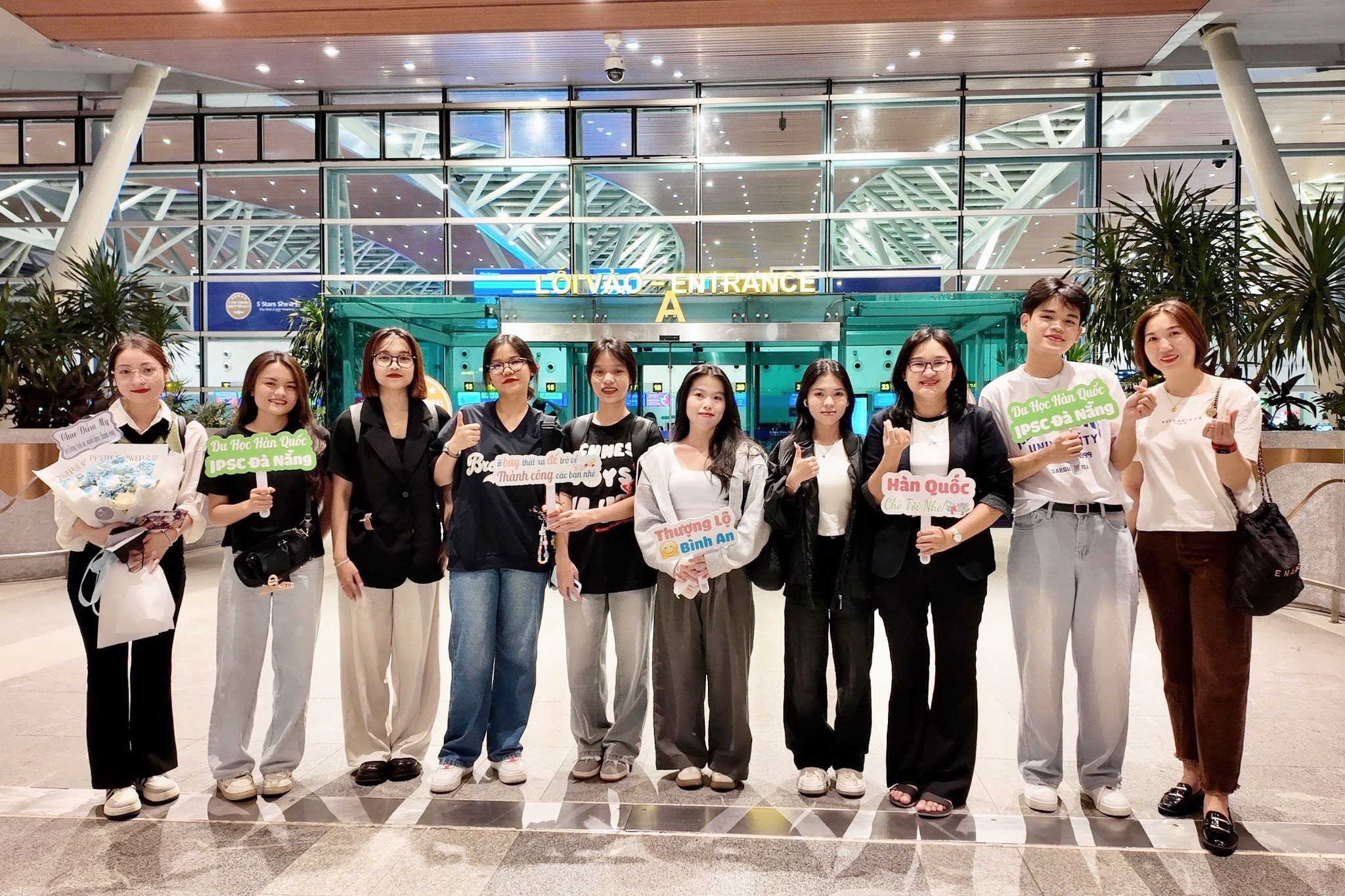 Tiễn bay du học sinh nhà YK